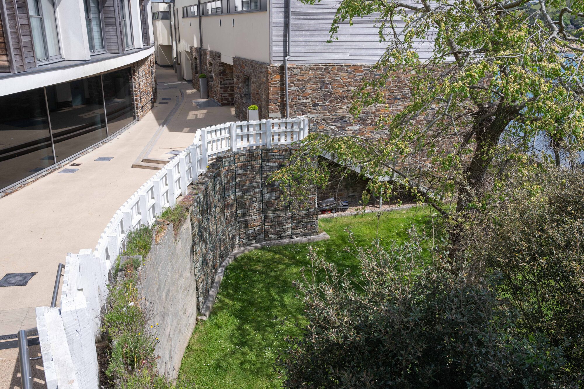 Romantic courtyard with tree at Salcombe Harbour Hotel