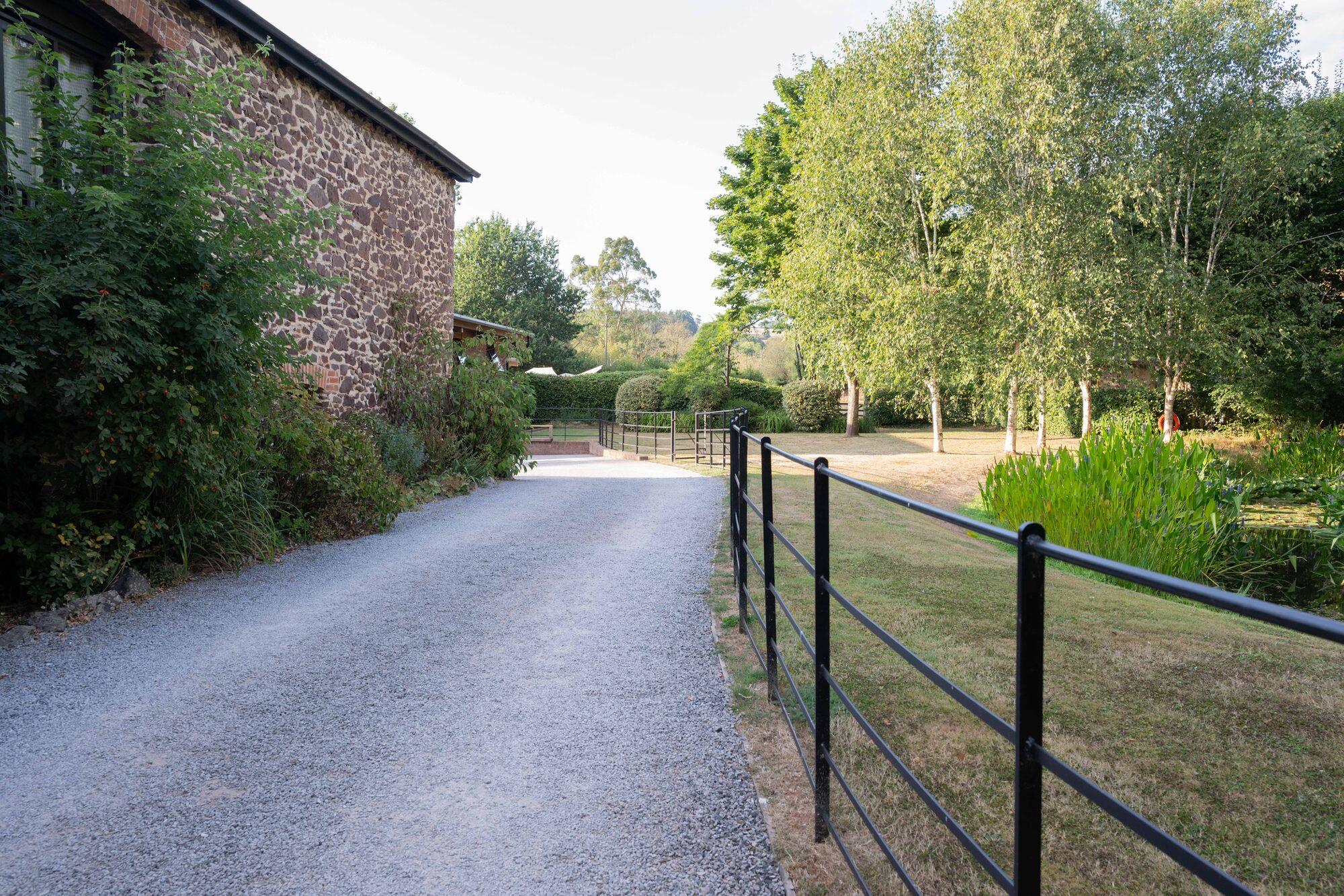 Long driveway leading to Valleyside Barn wedding venue